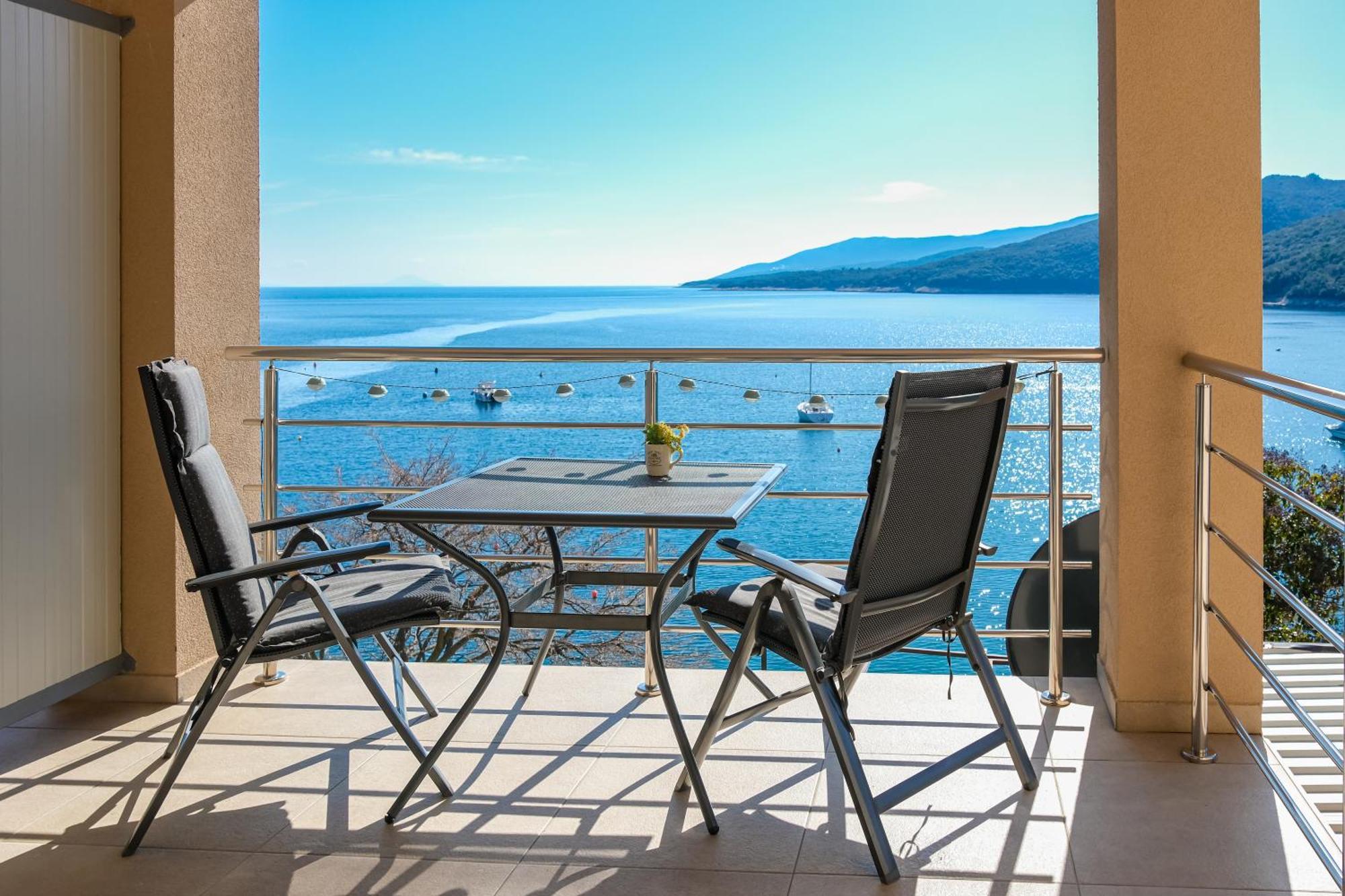 Studio Apartment Above Promenade W Terrace & Parking Rabac Buitenkant foto